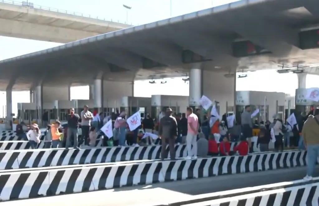 Imagen CNTE toma casetas en autopistas y hace esto 