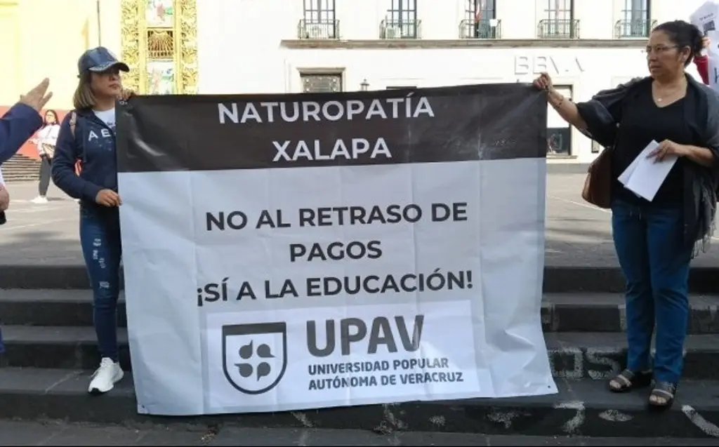 Estudiantes de UPAV protestan por adeudos a maestros desde hace 8 meses