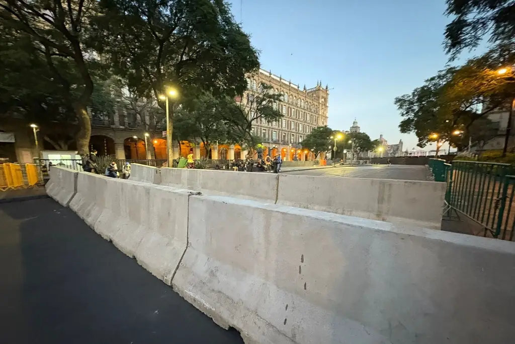 Colocan barreras de concreto en el zócalo capitalino, previo a marcha del 15 de noviembre