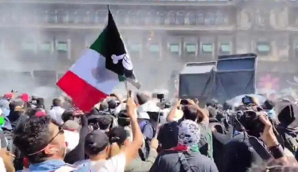 Imagen Derriban vallas de Palacio Nacional en marcha contra vi0lencia (+Video)