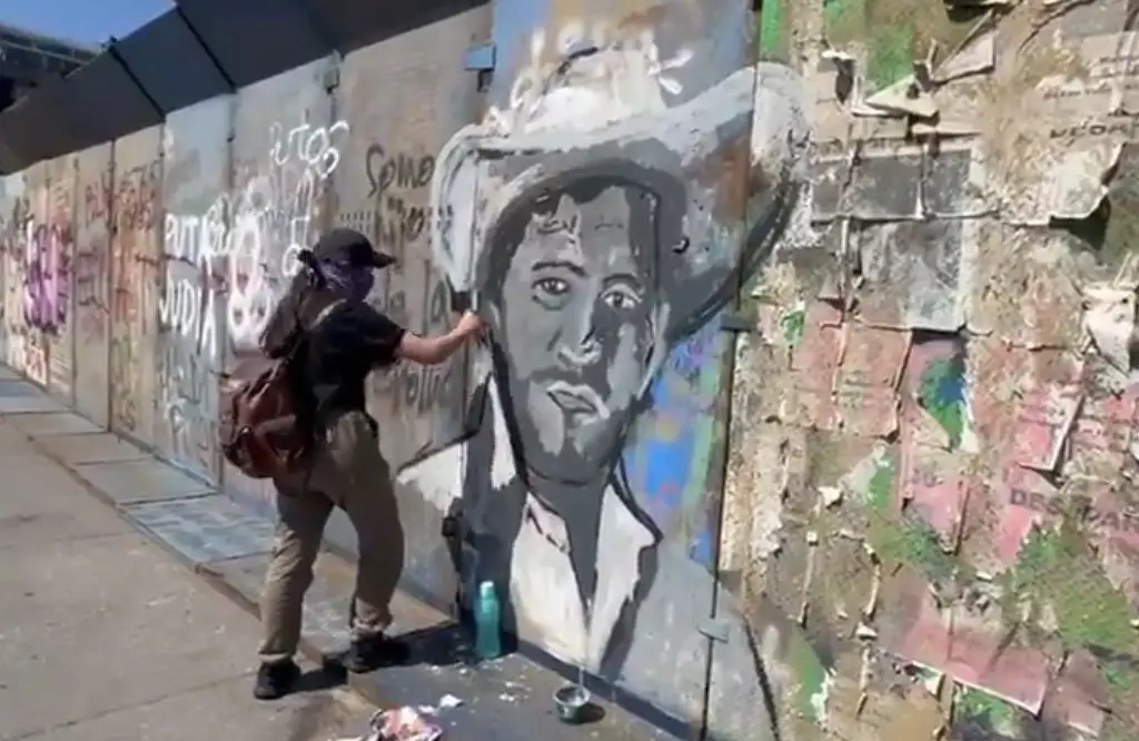 Imagen Pinta en vallas al exalcalde asesinado de Uruapan, Carlos Manzo (+Video)