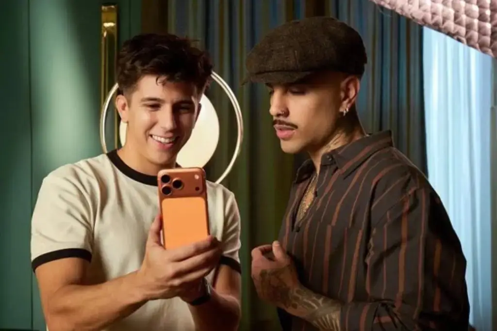 Imagen Rauw Alejandro lanza el video 'Besito en la Frente' grabado con el iPhone 17 Pro