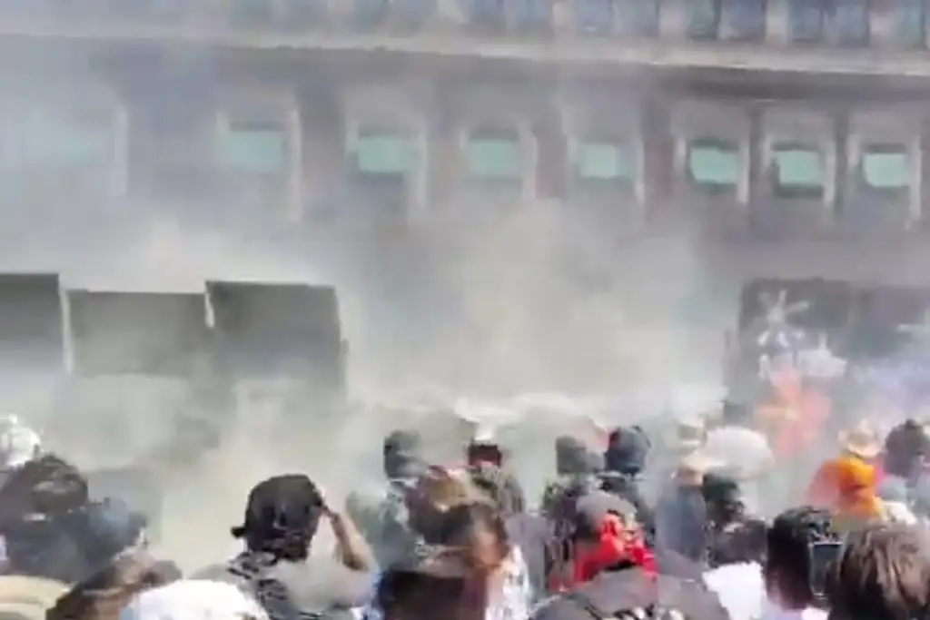 Imagen Al menos un lesionado y varios policías en derribo de vallas en Palacio Nacional 