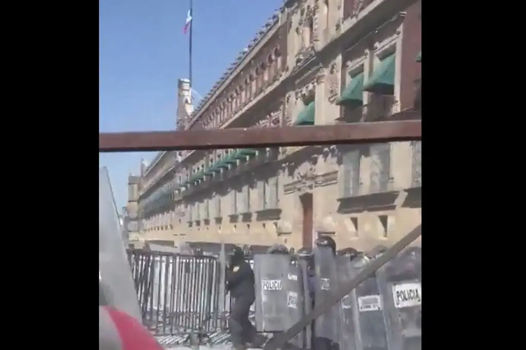 Imagen Intentan contener disturbios en Zócalo de CDMX tras marcha contra la vi0lencia