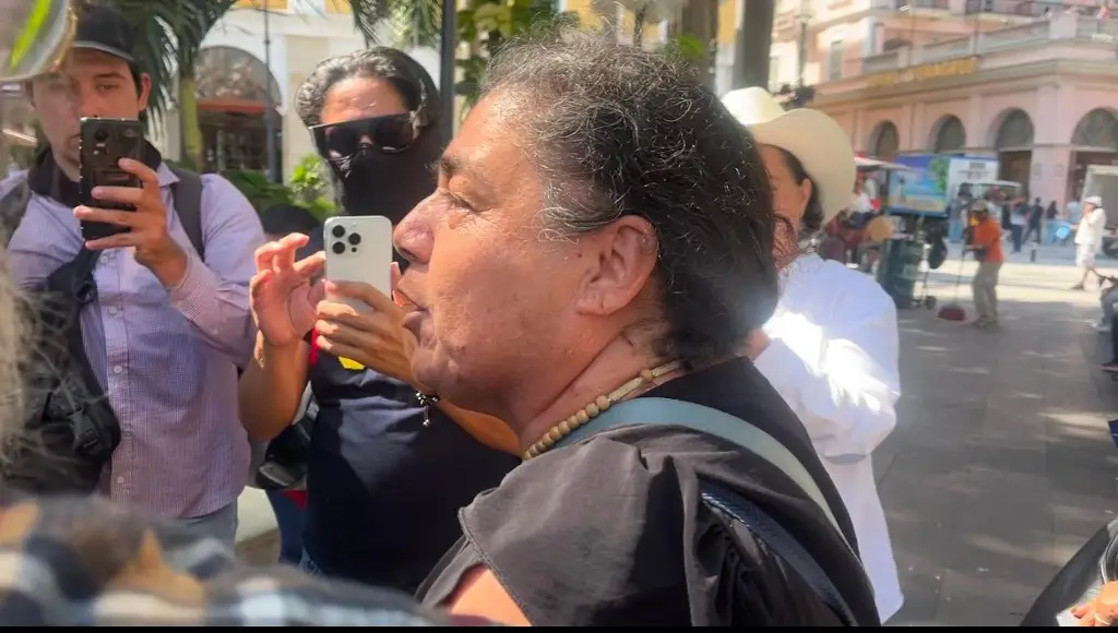 Morenista confronta a manifestantes y la corren del zócalo de Veracruz 