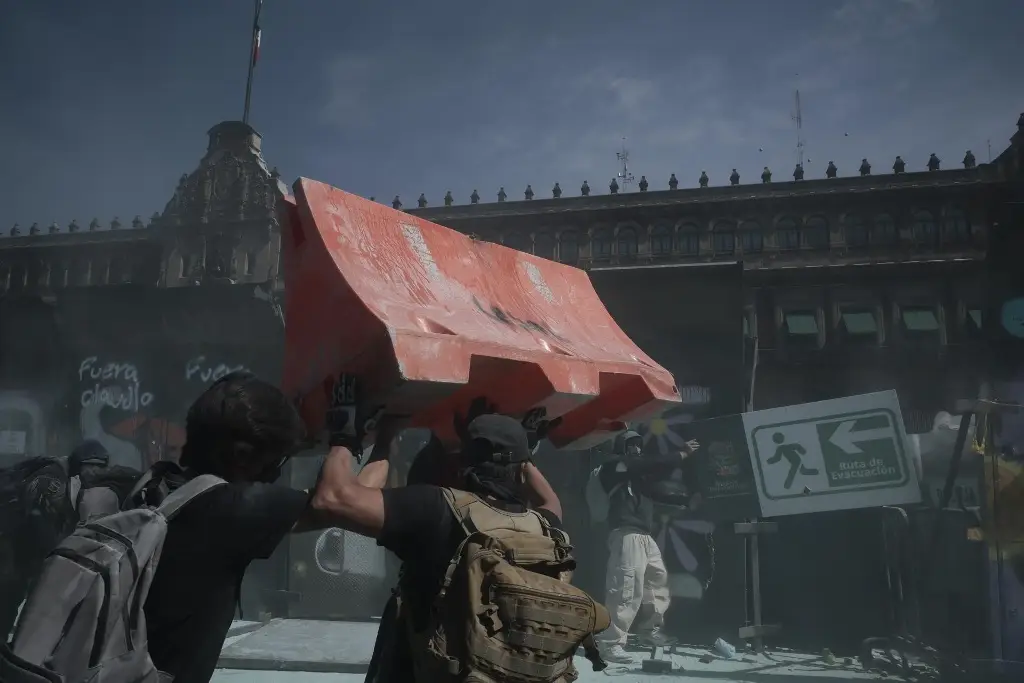 Imagen Encapuchados provocan destrozos en el Zócalo y SCJN durante marcha de Generación Z