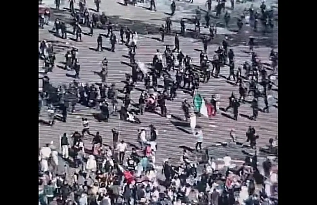 Imagen Policías dan golpiza a hombre que ondeaba bandera de México durante marcha de la Generación Z en CDMX (+Video)