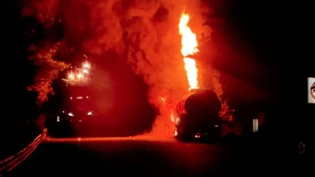 Se incendia pipa cargada con combustible en autopista de Veracruz 
