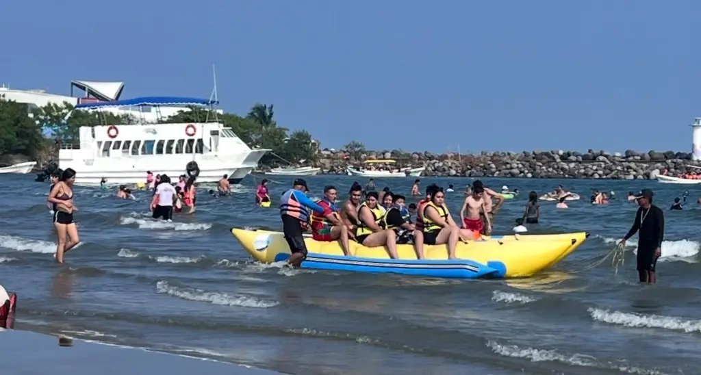 Imagen Turistas disfrutan de las playas de Veracruz en este fin de semana largo