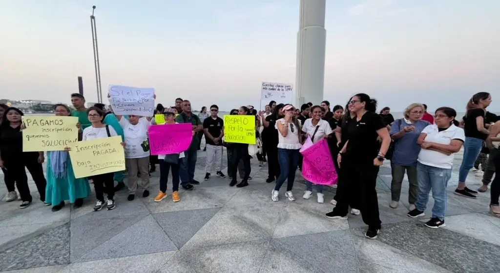 Alumnos de la UPAV se manifiestan en Veracruz 