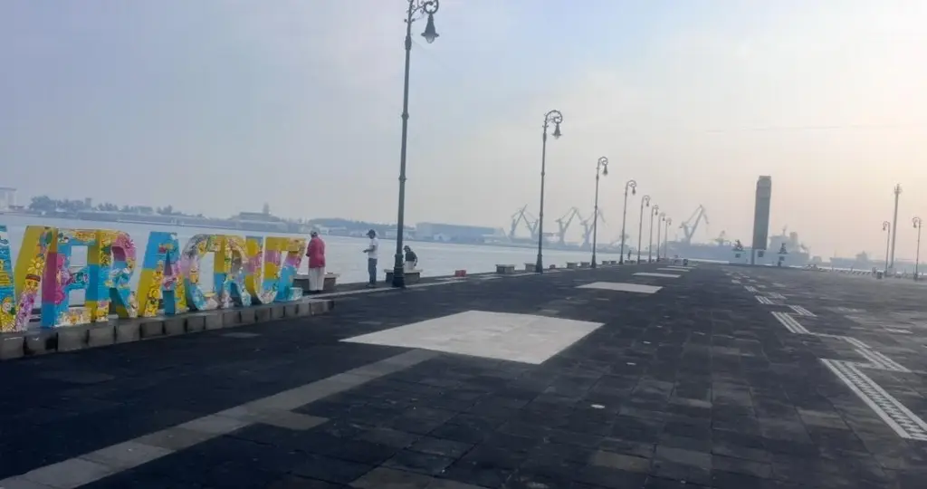 El puerto de Veracruz amanece con una ligera bruma
