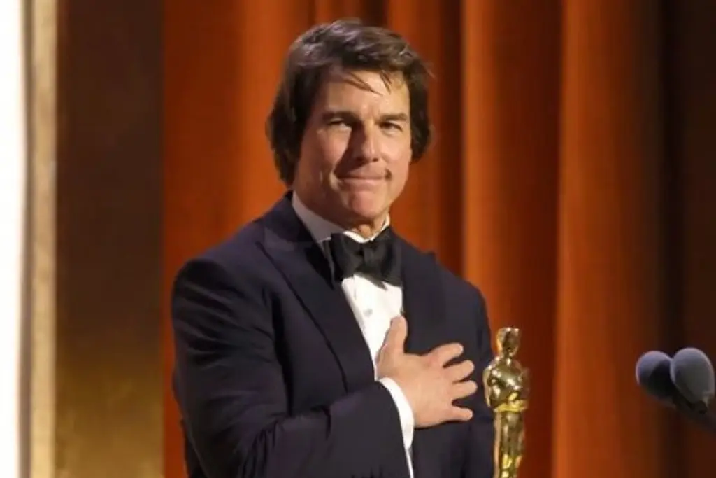 Tom Cruise recibe su primer Óscar en los Governors Awards y promete defender el cine