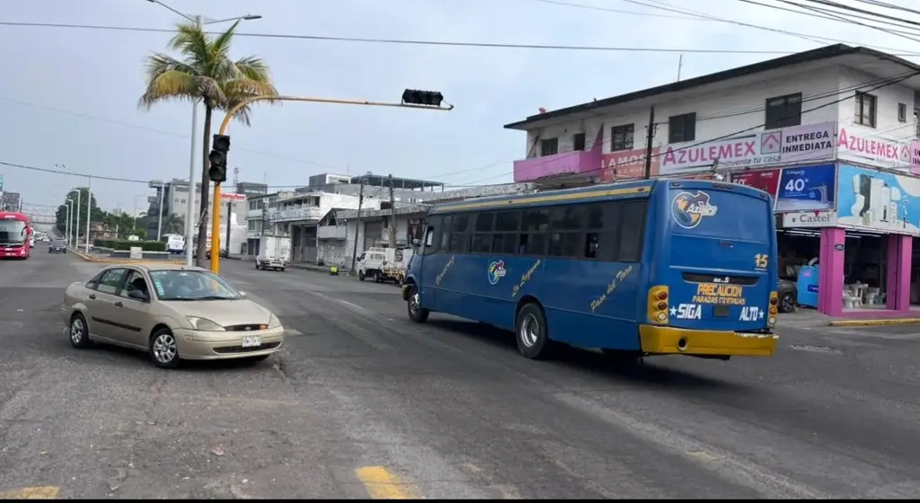 Imagen Reportan semáforo derribado en avenida Miguel Alemán de Veracruz 