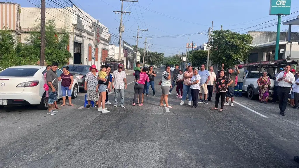 Imagen Bloquean 20 de noviembre a las afueras de CFE en Veracruz; este es el motivo 