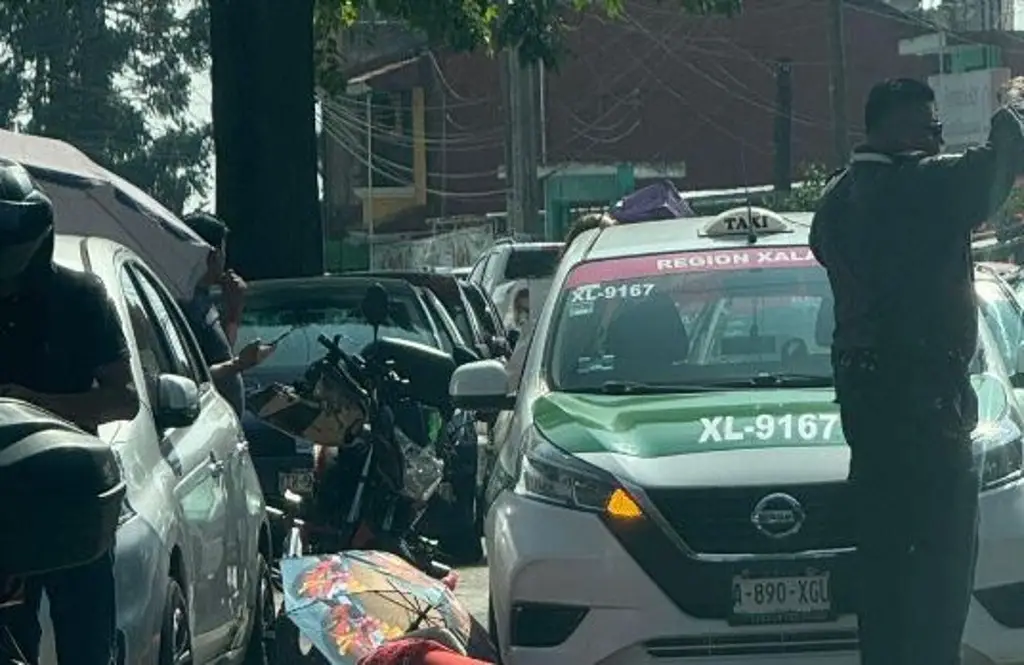 Imagen Taxi atropella a mujer frente hospital de salud mental de Xalapa, esto se sabe