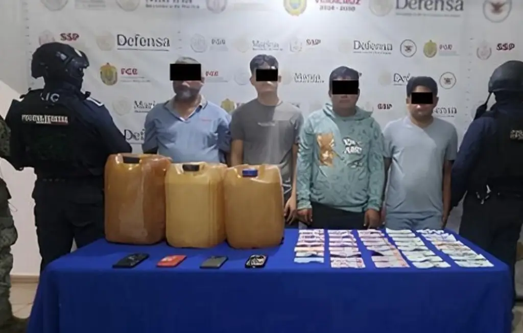 Imagen Detienen a 4 sujetos y les decomisan 60 litros de presunto huachicol al sur de Veracruz 