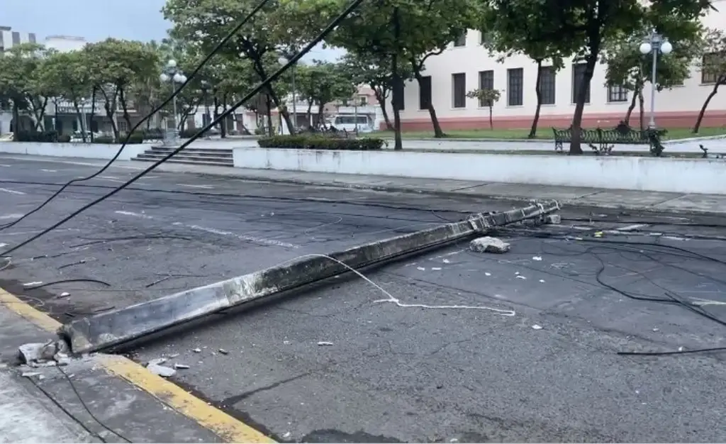 Imagen Cierre vial por caída de postes en calles del Centro de Veracruz