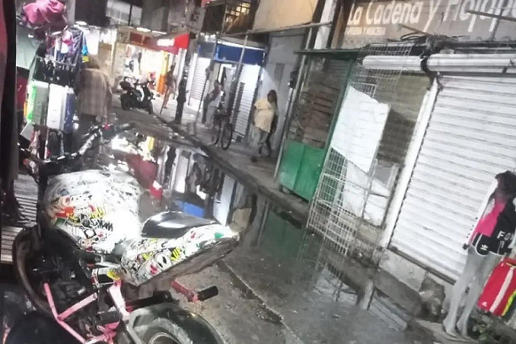 Imagen Reportan fuga de aguas negras en zona del mercado Unidad Veracruzana
