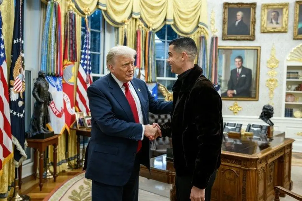 Imagen Cristiano Ronaldo se reunió con Trump en el Despacho Oval (+Video)