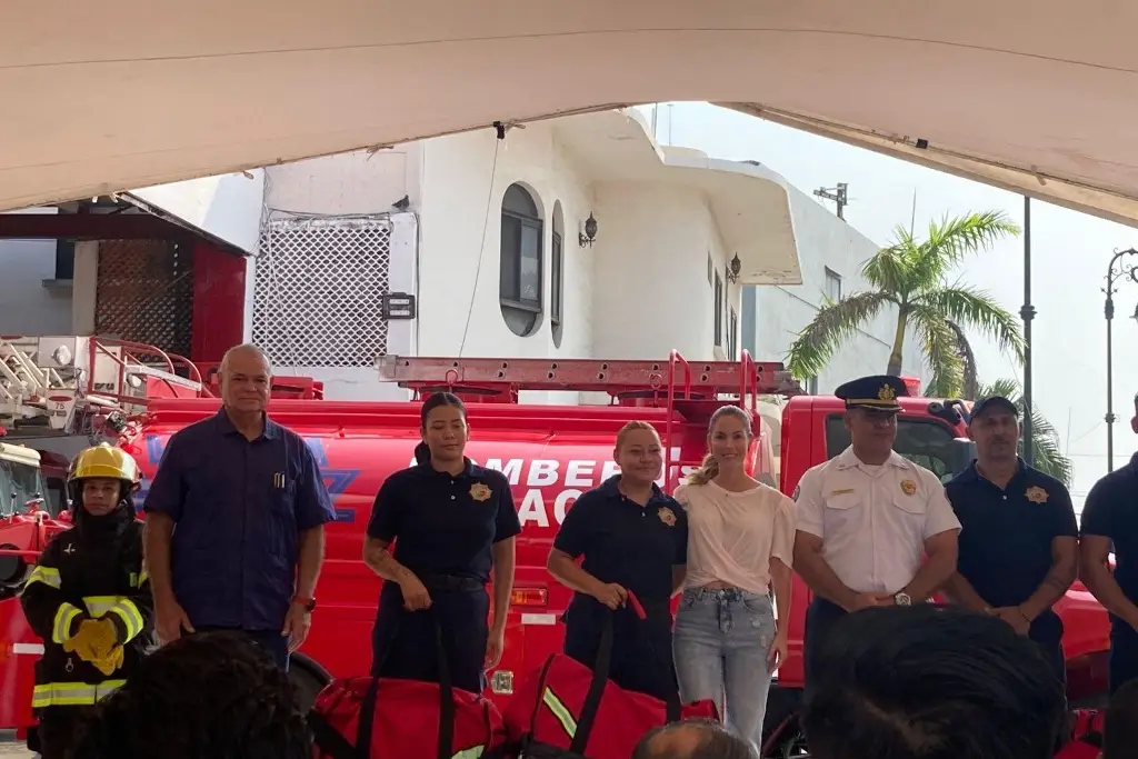 Imagen Entregan nuevo equipo a Bomberos Municipales de Veracruz