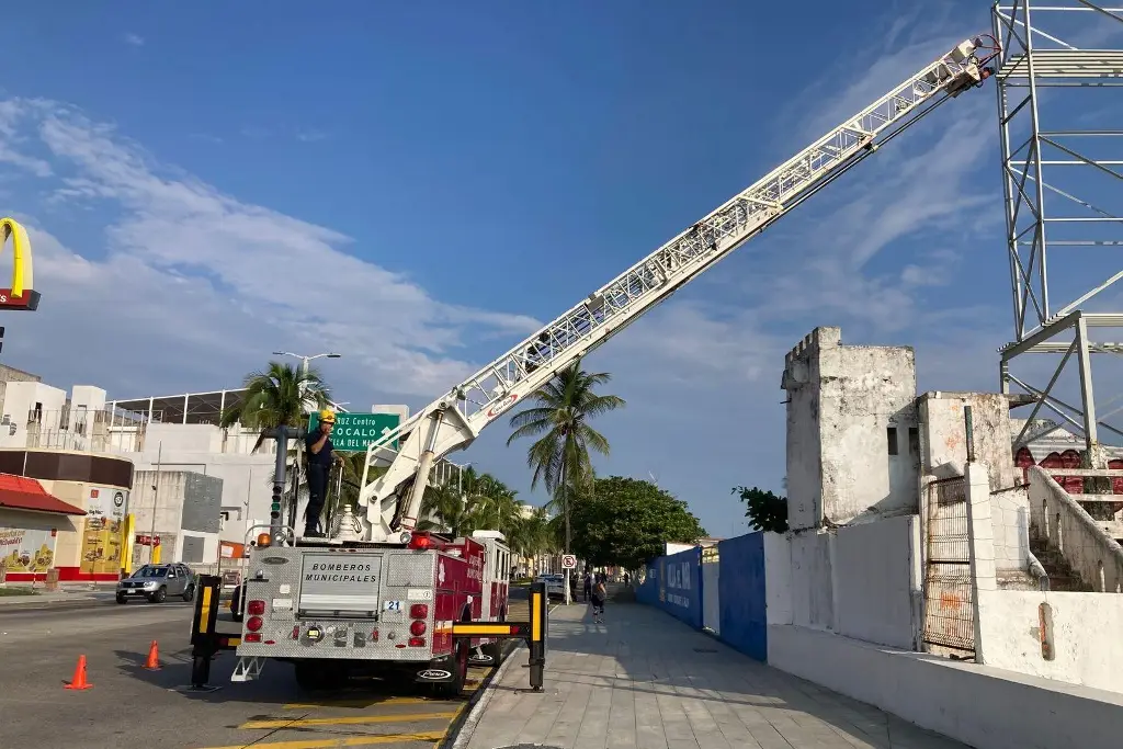 Imagen Rescatan a hombre que trepó a espectacular en bulevar de Veracruz