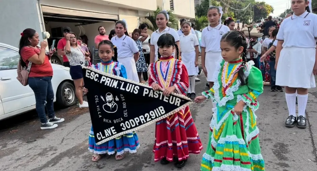 Imagen 700 estudiantes desfilaron en Boca del Río