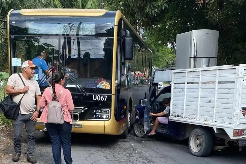 Imagen Choca un Ulúa y una camioneta en la zona conurbada 
