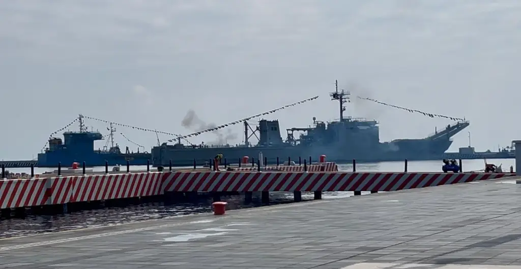 Imagen Ensayan salvas de cañón desde el buque Papaloapan en Veracruz (+ video)