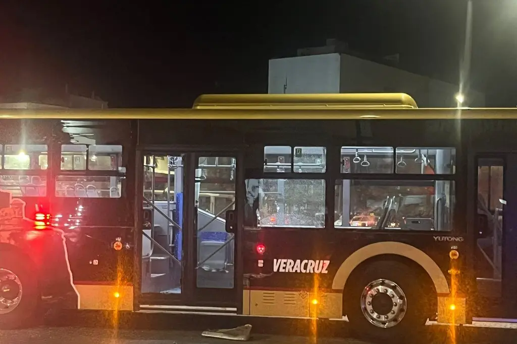 Camión urbano choca contra un Ulúa en Veracruz; le rompe cristales (+Video)