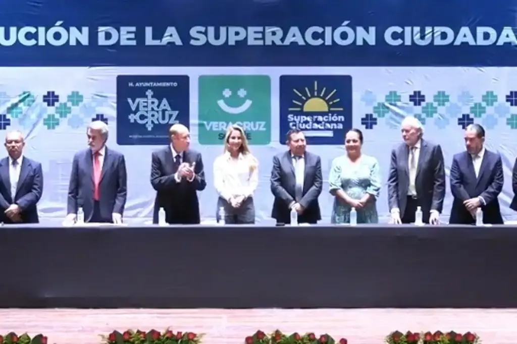 Imagen Entregan premio de la Superación Ciudadana en Veracruz a 155 alumnos 