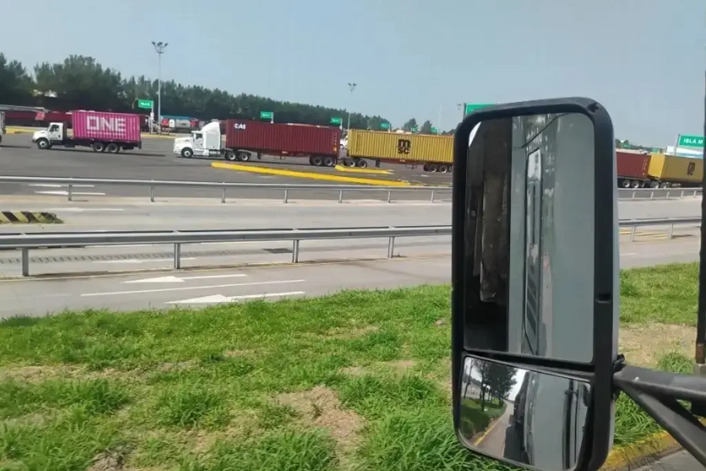 Imagen Otra vez largas filas en Aduana de Veracruz; traileros horas sin comer ni ir al baño