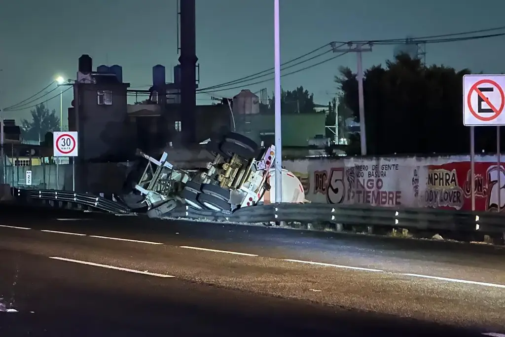 Imagen Vuelca pipa con 30 mil litros de ácido clorhídrico en autopista; chofer huye