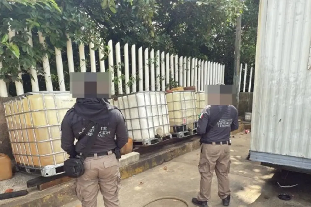 Imagen Aseguran 2 mil 430 litros de huachicol y 24 vehículos en Coatzacoalcos, Veracruz