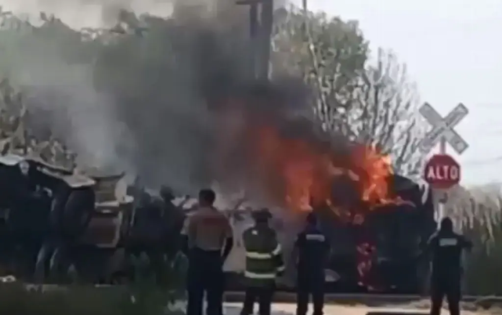 Imagen Explota pipa con combustible tras ser impactada por tren en Hidalgo (+Video)