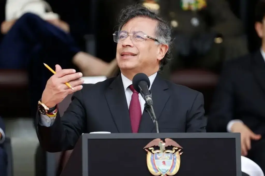 Imagen Petro amenaza con retirar misión diplomática de Perú, si ese país agrede embajada mexicana