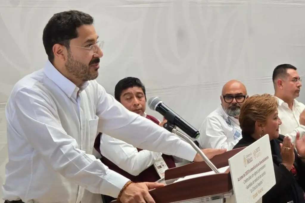Imagen Martí Batres recibe reclamos durante visita al ISSSTE en Orizaba, Veracruz