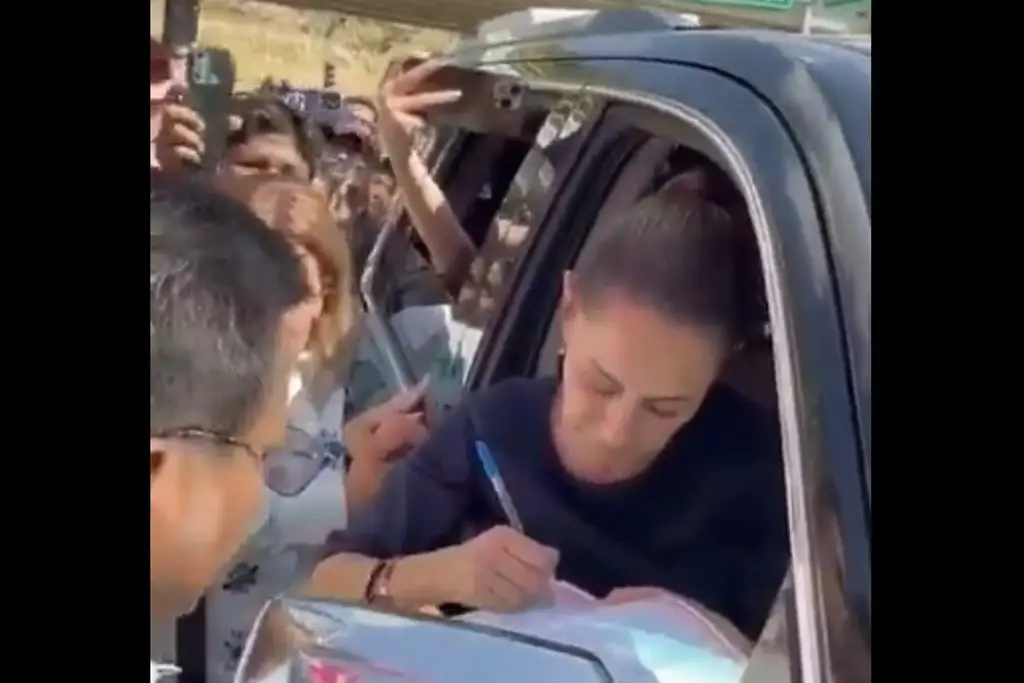 Imagen CNTE intercepta a Sheinbaum y le hace firmar oficios en Tuxtla Gutiérrez, Chiapas (+Video)