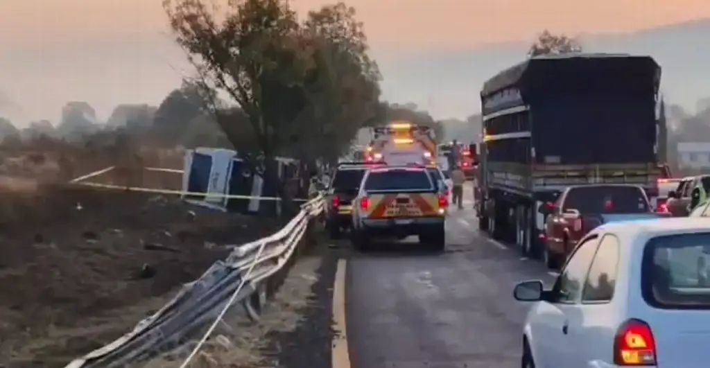 Imagen Deja 10 muertos y 20 lesionados volcadura de autobús este sábado