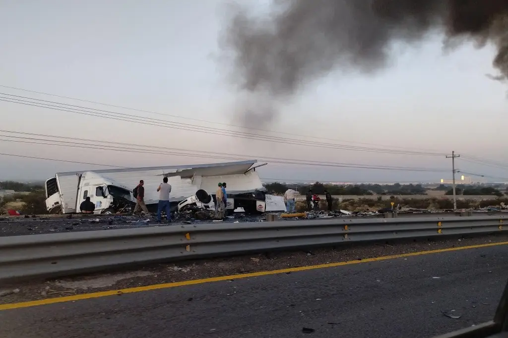 Imagen Tráiler choca de frente contra otro y después contra un autobús de pasajeros; hay varios muertos