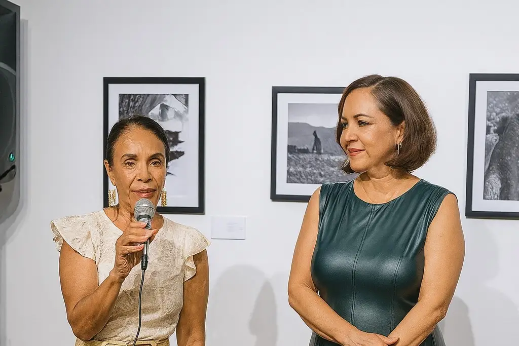 Imagen ¡Arissa Huerta en la Fototeca de Veracruz! Con 'Senderos Veracruzanos'