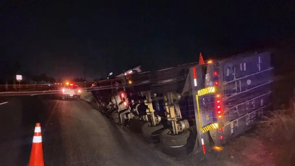 Imagen Cierre parcial por volcadura de tráiler en carretera de Veracruz