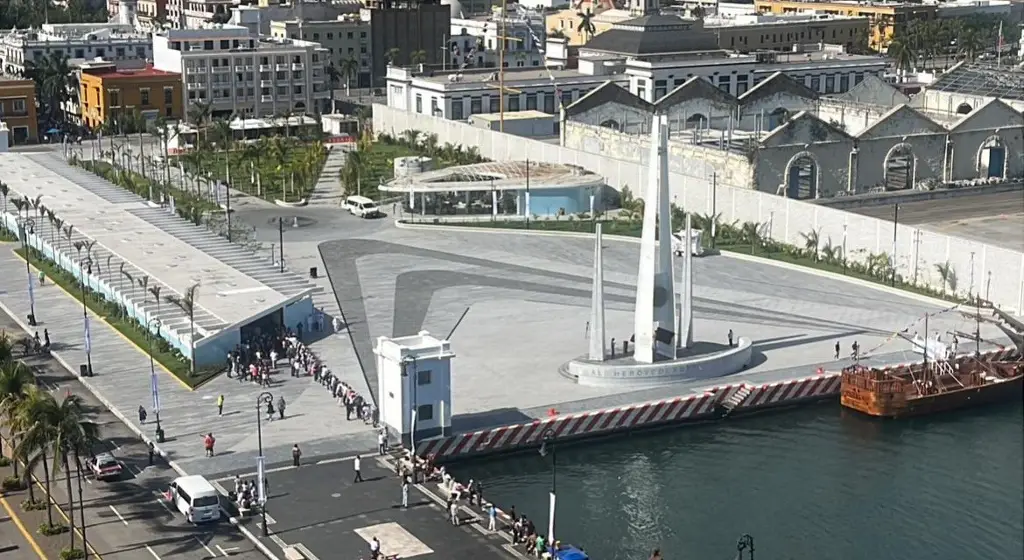 Inauguran la Plaza Heroísmo Veracruzano 