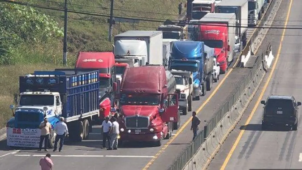 Imagen Transportistas realizan cierre en esta carretera de Veracruz 