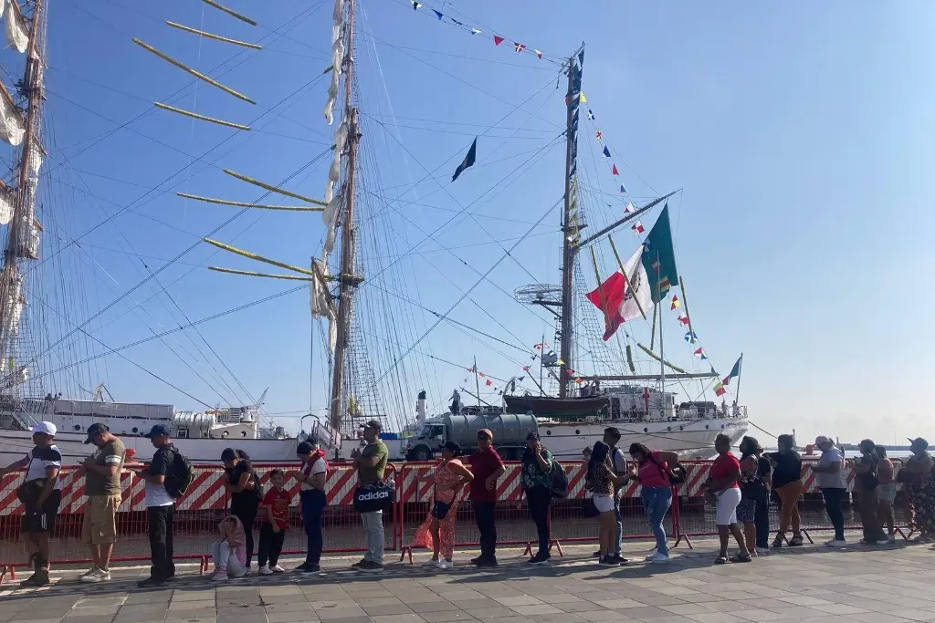 Imagen Desde temprano, turistas acuden a ver el Buque Cuauhtémoc en Veracruz