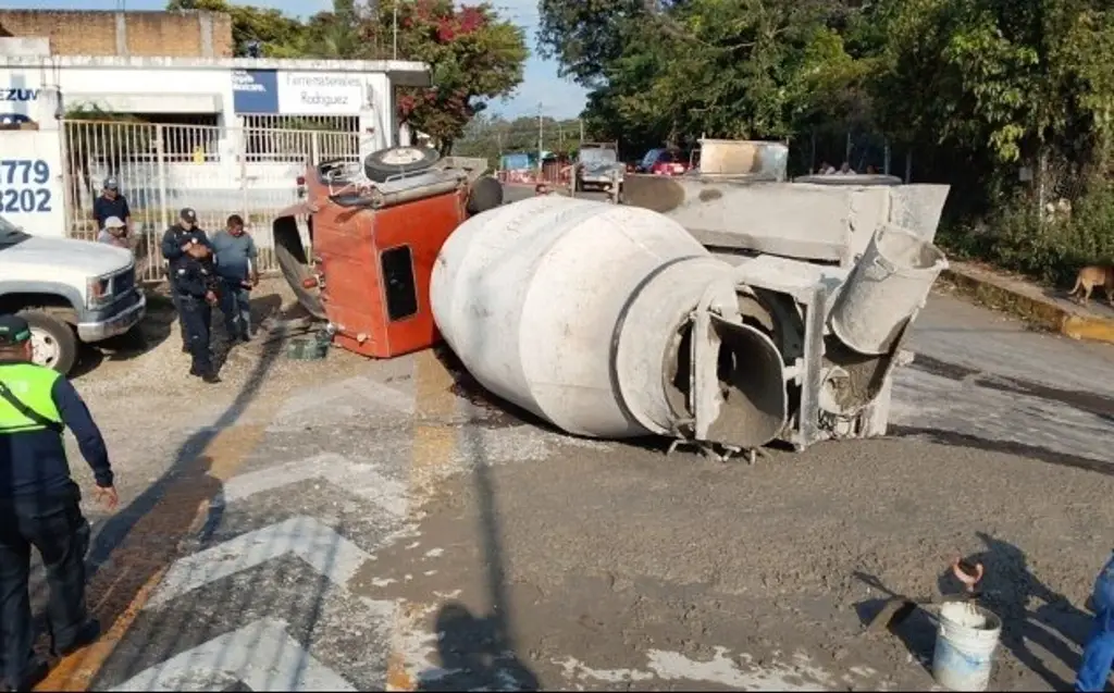 Imagen Se registra aparatosa volcadura de revolvedora en carretera de Veracruz; esto se sabe 