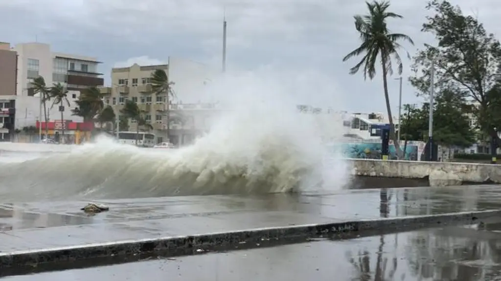 Imagen Pronostican 'lluvias muy fuertes' en Veracruz; rachas por norte alcanzarían los 80 km/h
