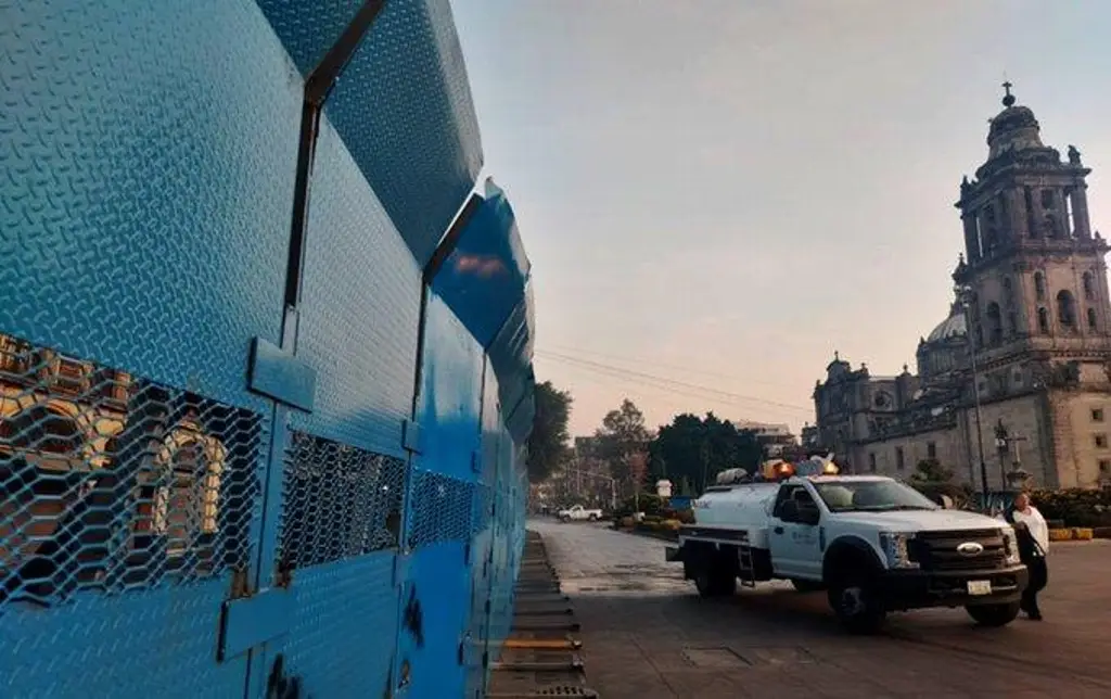Imagen Palacio Nacional, con vallas por marcha del Día Internacional de la Eliminación de la Violencia contra la Mujer