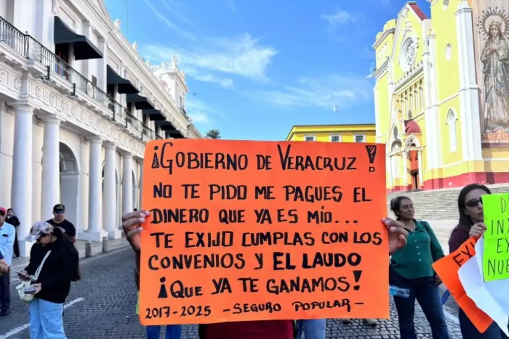 Imagen Protestan extrabajadores del Seguro Popular y cierran calle en el centro de Xalapa