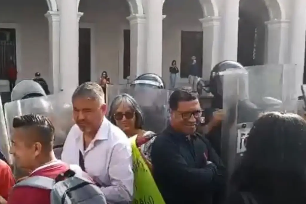 Imagen Desalojan con antimotines a extrabajadores del Seguro Popular que protestaban en Xalapa