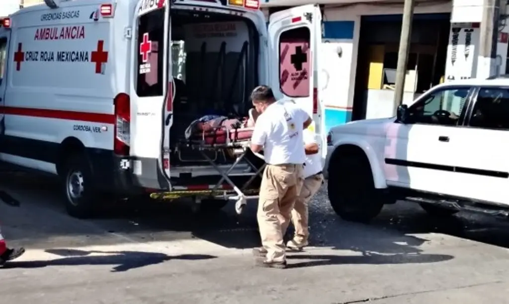 Aparatoso choque entre camioneta y moto en Córdoba, Veracruz; hay una mujer lesionada